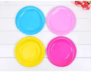 Bunte Einweg-Pappteller im 4er-Set mit leuchtenden Farben, ideal für Partys und DIY-Basteln.