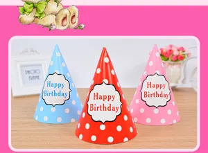 Primer plano de coloridos sombreros de cumpleaños de papel con lunares y texto festivo.
