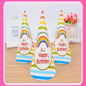 Sombreros de fiesta de cumpleaños de papel colorido con rayas de arco iris y texto.