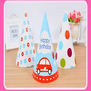 Primer plano de sombreros de fiesta de papel coloridos con diseños de coches y lunares.