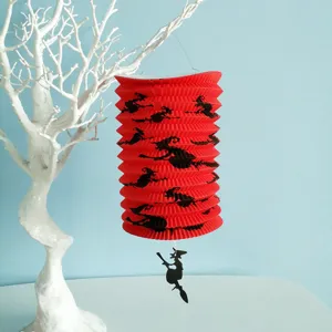 Halloween rode opvouwbare papieren lantaarn met zwarte heks silhouetten voor feest.