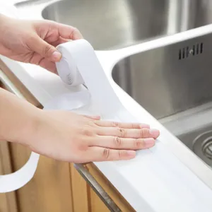 Nastro adesivo impermeabile antimuffa per lavandino cucina e piano di lavoro bianco.