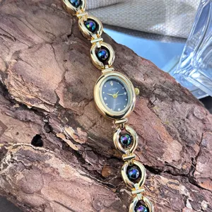 Elegante orologio al quarzo ovale con cinturino di perle colorate, design dorato da donna.
