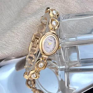 Orologio da polso al quarzo dorato con bracciale di perle ovali, vista dettagliata prodotto
