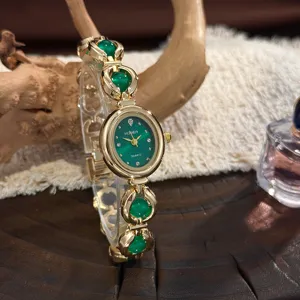 Elegante orologio al quarzo ovale con quadrante verde e bracciale dorato perlato, dettaglio.