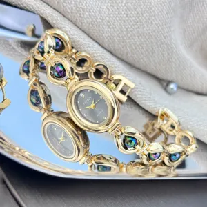 Elegante orologio al quarzo ovale dorato con quadrante nero e bracciale a catena di perle