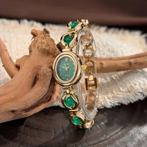 Elegante orologio al quarzo con quadrante verde, catena dorata e perline verdi da donna.