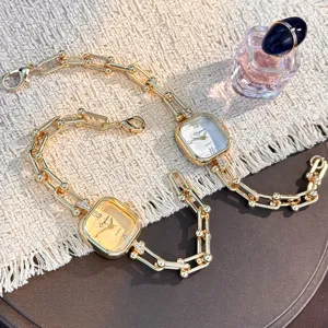 Dettagli dell'orologio da polso con catena di lusso, orologio al quarzo in vetro sfaccettato.