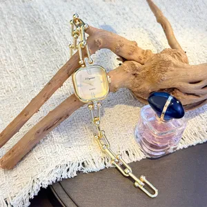 Orologio al quarzo con catena dorata e quadrante quadrato sfaccettato per un look vintage chic.
