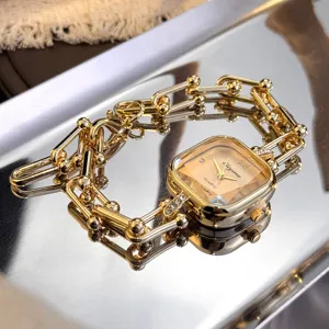 Orologio al quarzo quadrato dorato con bracciale a maglie per gioielli moda donna.