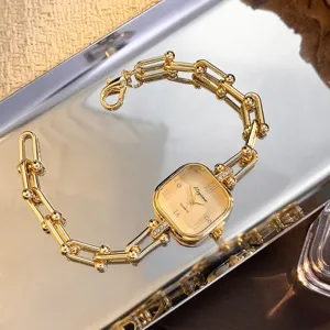 Orologio al quarzo dorato con quadrante quadrato e bracciale a catena per donna, elegante.