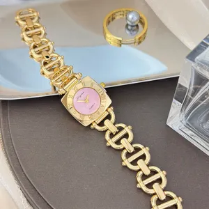 Elegante goldene quadratische Damenuhr mit rosa Zifferblatt und luxuriösem Kettengliederarmband.
