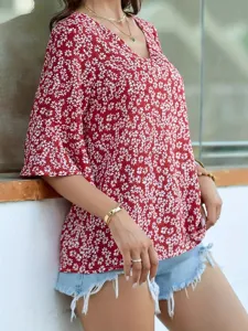 Primo piano dettaglio camicetta donna estate floreale scollo V manica corta casual.
