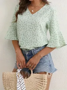 Vista dettagliata della camicetta estiva casual da donna con stampa floreale scollo V