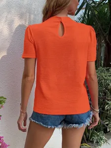 Oranger Damen Kurzarm Sommerpullover mit Struktur und Knopfverschluss am runden Ausschnitt.