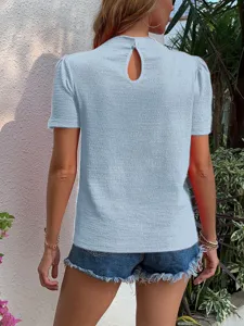 Modisches Damen Kurzarmshirt mit Struktur und elegantem Tropfenausschnitt am Rücken.