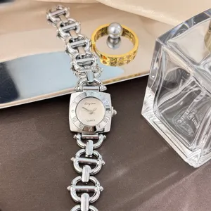 Elegante Damen Quarzwatch mit quadratischem Zifferblatt römischen Ziffern und Kettenarmband.