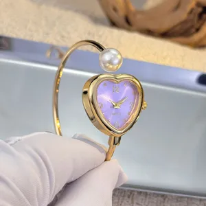 Goldfarbene Herz Quarzuhr mit lila Zifferblatt und Perlen Armreif für Damen neu.