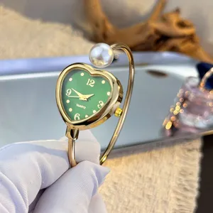 Herzförmige grüne Zifferblatt Armreif Uhr mit Perlen Dekor, stilvolle Damen Quarzuhr.