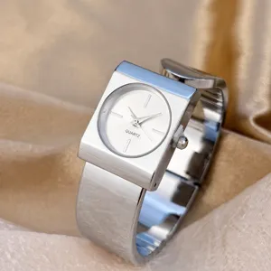 Vue détaillée de l'élégante montre quartz bracelet jonc carrée argentée en métal.