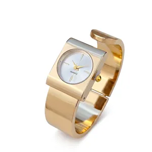 Élégante montre jonc carrée dorée pour femme, cadran argenté et mouvement à quartz chic.
