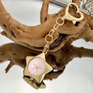Goldener Stern Taschenuhr Schlüsselanhänger mit rosa Zifferblatt Herzverschluss