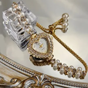 Herzförmige Strass-Quarzuhr mit doppelreihiger Perlen-Schiebe-Kettenarmband für Damen.