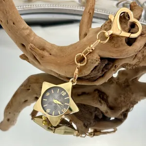 Goldfarbene Stern Taschenuhr Schlüsselanhänger Detail mit Herzverschluss Vintage Zifferblatt