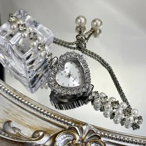 Exquisite Herz Strass Uhr mit doppelter Perlen Schiebekette, elegante Detailansicht.
