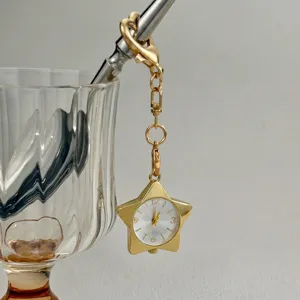 Goldene Stern Taschenuhr Schlüsselanhänger Detail, Vintage Quarz Taschenanhänger mit Metallkette.