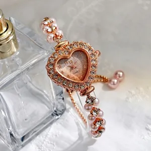 Eleganter Herz Strass Quarzuhr mit rosafarbenen Perlen und Kristallperlen Armband Detail