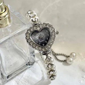 Herzförmige Strass-Zifferblatt-Quarzuhr mit doppelseitigem Perlenarmband für Damen.