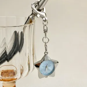 Niedliche Sternform Taschenuhr Schlüsselanhänger stilvoller silberner Quarz Beutelanhänger