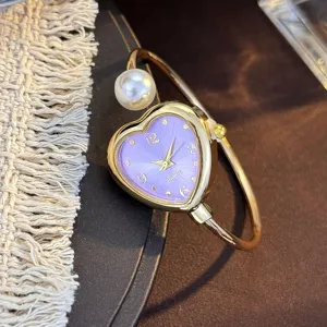 Stilvolle herzförmige Quarz Armbanduhr im Bangle-Stil mit Perlenakzent für Damen.