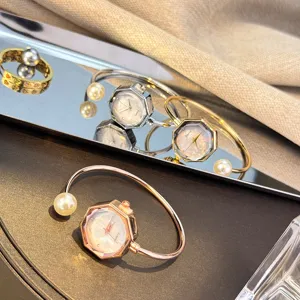 Reloj de pulsera de cuarzo con perlas de nácar y esfera octogonal minimalista chic