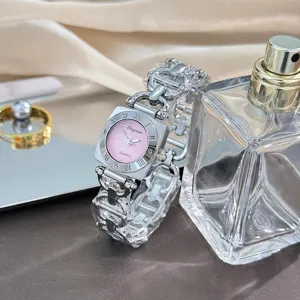 Damen Quarzuhr mit rosa quadratischem Zifferblatt Römischen Zahlen und Ketten-Metallarmband.