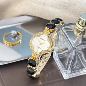 Elegante reloj de cuarzo de trébol para mujer con eslabones de piedra negra y diamantes.