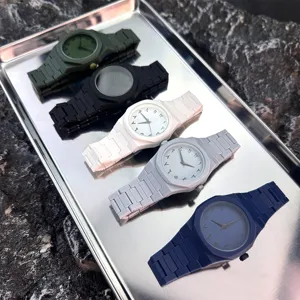 Detailansicht Quarzuhr mit arabischen Ziffern, mehrfarbige Silikonarmband Armbanduhr Anzeige.