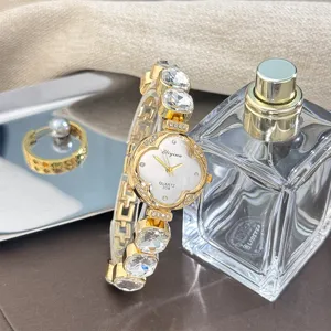 Reloj de cuarzo elegante para mujer con diseño de trébol, pulsera de brillantes, moda chic.