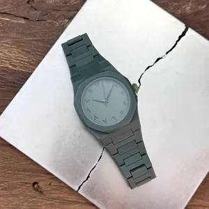 Detailansicht der dunkelgrünen Harz-Quarzuhr mit arabischen Ziffern und integriertem Armband.