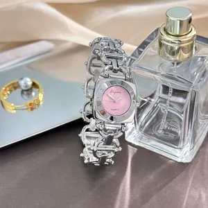 Luxus Damen Quarzuhr mit rosa quadratischem Zifferblatt und silbernem Ankerkettarmband.