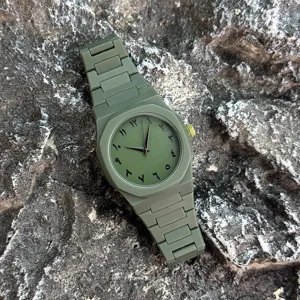 Grüne Kunststoff Quarzuhr für Herren mit arabischen Ziffern und integriertem Armband.