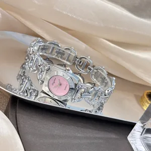 Elegante Damen Quarz Uhr mit quadratischem rosa Zifferblatt und silbernem Kettenarmband.
