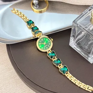 Elegante Damen Quarz Armbanduhr mit grünen Schmetterling Kristallen in Gold Design