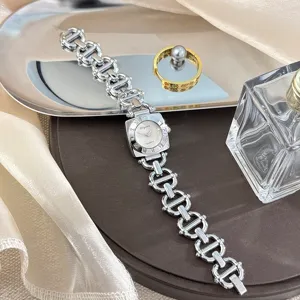 Nahaufnahme der Damen Quarzuhren mit quadratischem Zifferblatt und silbernem Armband.