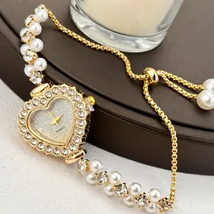 Nahaufnahme Detail der herzförmigen Strass-Quarzuhr mit Perlen und goldener Kette.