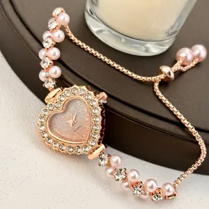 Detailansicht einer eleganten roségoldenen herzförmigen Strassquarzuhr mit Perlenarmband.
