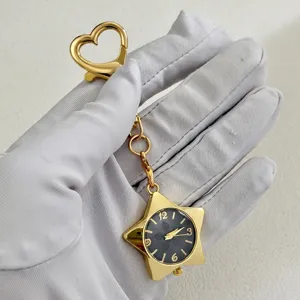 Goldene Stern Taschenuhr Schlüsselanhänger Detail, Quarzwerk mit schwarzem Zifferblatt.