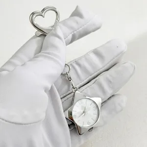 Silberner Stern Taschenuhr Schlüsselanhänger mit Herzverschluss und süße Quartezuhr.