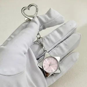 Silberne Stern Taschenuhr Schlüsselanhänger mit rosa Zifferblatt und Herzverschluss im Retro